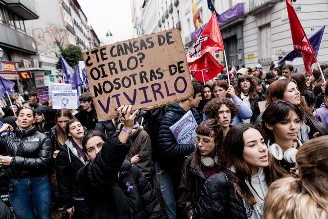 El 48,9% de jóvenes percibe grandes desigualdades de género en España; la brecha en esa percepción alcanza casi 20 puntos entre chicas (61,4%) y chicos (36,7%), evidenciando lecturas muy distintas de la realidad social.