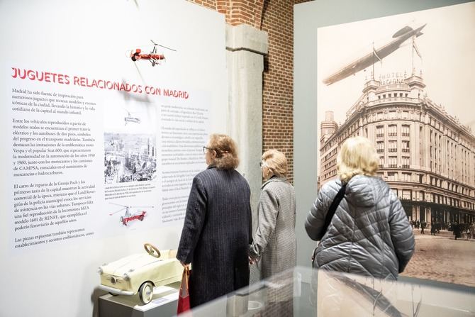 La colección Quiroga-Monte constituye uno de los mejores y más completos patrimonios privados sobre el juguete, la muñeca y la cultura infantil de ámbito español. 'Del juguete al cielo' exhibe una selección de productos de las mejores jugueteras españolas del siglo XX.