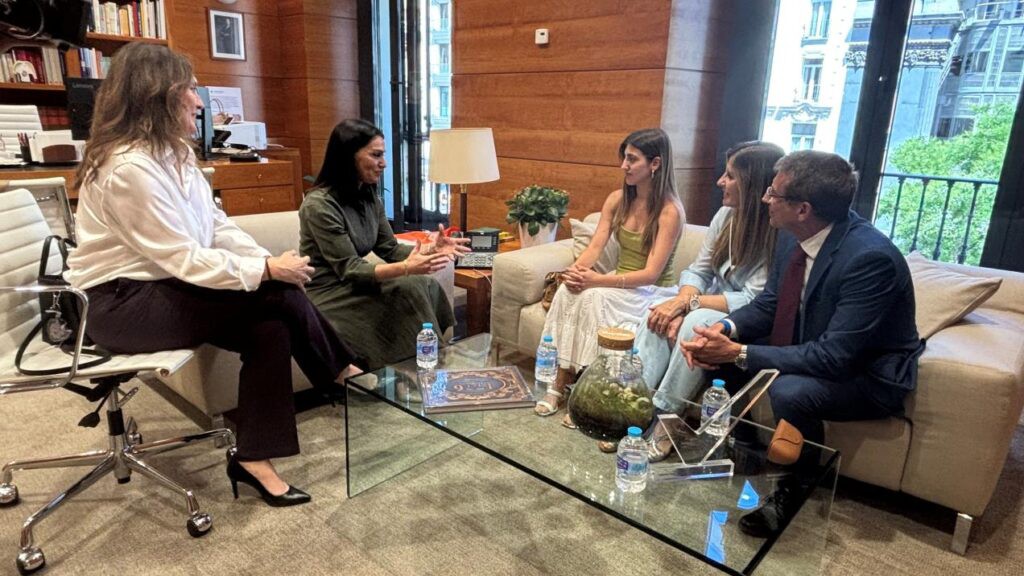 Valeria Fragola, la mejor estudiante de la PAU en Madrid, recibe felicitaciones del Gobierno autonómico