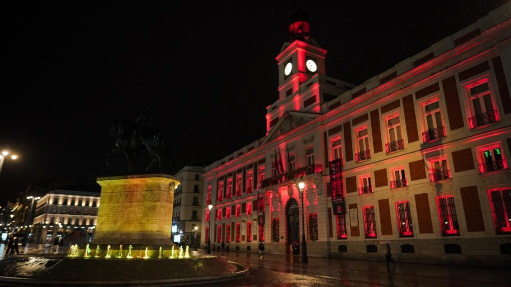 Madrid ilumina la Real Casa de Correos en rojo por el Día Mundial de la Conciencia sobre Cavernomas y el Donante de Sangre