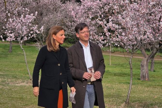 La concejala delegada de Turismo y concejala de San Blas-Canillejas, Almudena Maíllo, y el delegado de Limpieza y Zonas Verdes, José Antonio Martínez Páramo, durante la presentación de las jornadas ‘La Quinta esencia: la floración del almendro’ en el parque de la Quinta de los Molinos, que finalizan el 9 de marzo.