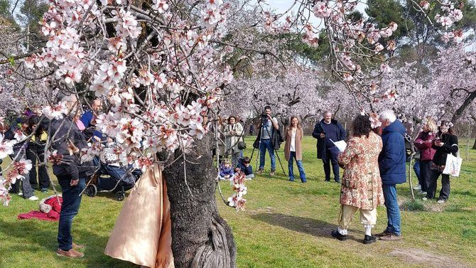 Junto a actores que recrean la vida tradicional de la Quinta, los participantes recorren lugares como la Casa del Reloj, la pista de tenis, el lago y los senderos con sus fuentes.