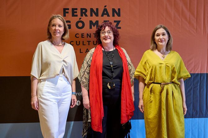 Ripoll ha sido directora del Teatro Fernán Gómez - Centro Cultural de la Villa, entre 2019 y 2024, y es directora y socia fundadora de la compañía Teatro Micomicón. En la imagen, junto a la delegada de Cultura del Ayuntamiento de Madrid, Marta Rivera de la Cruz, y la concejala de Salamanca, Cayetana Hernández de la Riva.