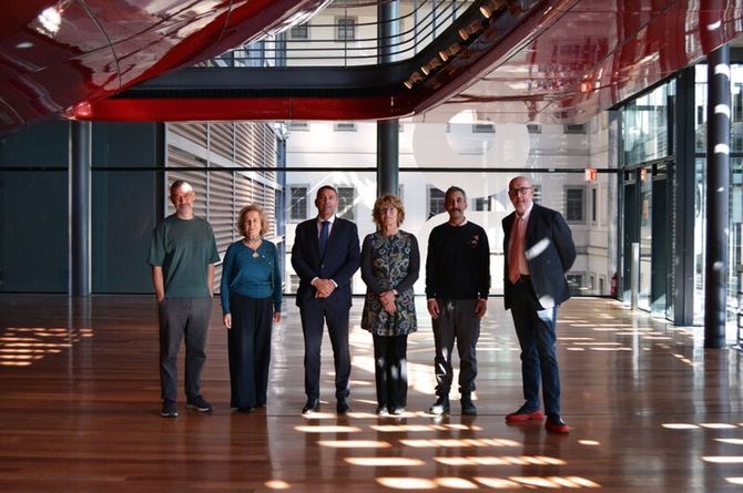 En la presentación han participado el presidente del Cabildo de Lanzarote, Oswaldo Betancort García; la directora del Museo Internacional de Arte Contemporáneo (MIAC), María José Alcántara Palop; y los comisarios Fernando Castro Flórez, Alicia Chillida, Roberto González y Gilberto González.