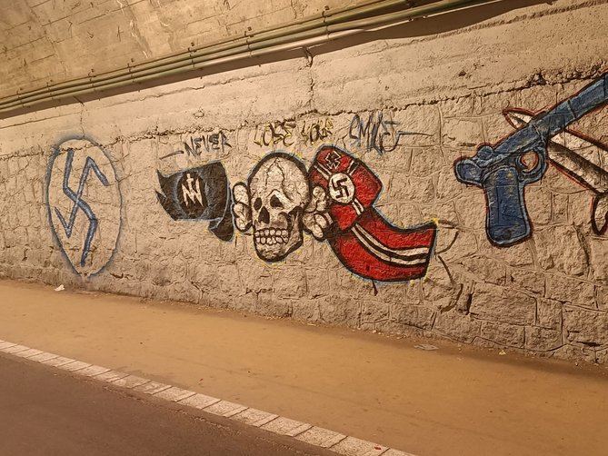 La Asociación Vecinal Las Tablas, a través de su cuenta de X (Twitter) ha denunciado la presencia en el túnel peatonal que une el barrio de Las Tablas con la estación de Cercanía de Fuencarral, varias pintadas y grafitis de gran tamano con motivos nazis,