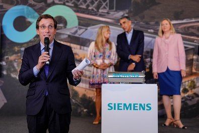 Al acto de colocación de la primera piedra asistieron el alcalde de Madrid, José Luis Martínez-Almeida, la consejera de Economía de la Comunidad de Madrid, Rocío Albert, así como representantes de Siemens, entre ellos Veronika Bienert, CFO y miembro del consejo de administración de Siemens AG, y Fernando Silva, presidente y CEO de Siemens España.
