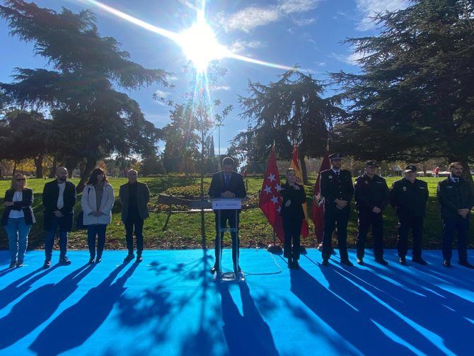 El concejal del distrito, Alberto González, ha destacado que la Constitución nos “hace a todos iguales y es garantía de convivencia, paz, libertad y democracia” y ha animado a seguir avanzando como sociedad.