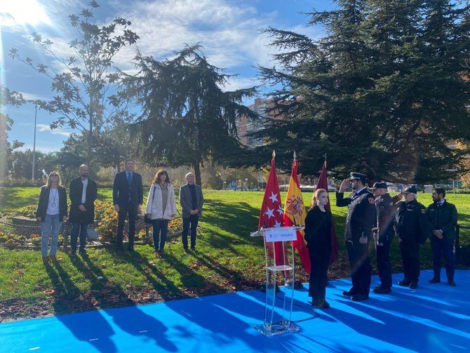 El Árbol de la Constitución del parque de Aluche ha sido el escenario elegido por la Junta Municipal de Latina para rendir homenaje a la carta magna de 1978 con motivo de su 46º aniversario. 