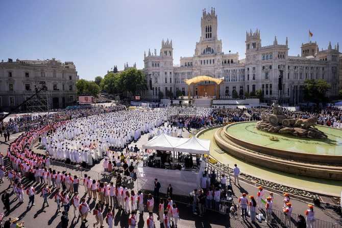 La plaza de Cibeles y sus alrededores amanecieron este domingo como el gran punto de encuentro para más de 1,2 millones peregrinos y fieles, que han acudido desde primeras horas de la mañana para participar en la misa presidida por el Papa León XIV.
