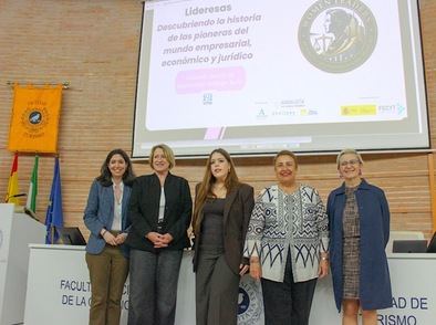 De izquierda a derecha: Marina Rojo Gallego-Burín (UMA, IGIUMA), coordinadora de Lideresas, la directora de la Fundación Descubre, Teresa Cruz Sánchez, Elizabeth García Gil (UMA e IGIUMA), coordinadora de Lideresa, presidenta de la Asociación Mujeres para el Diálogo y la Educación, Giovanna G. de Calderón y la directora el IGIUMA, Carmen Cortés Zaborras.