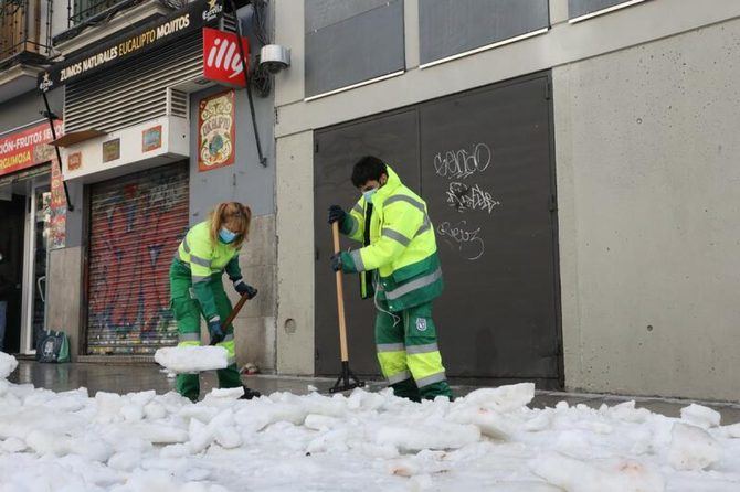 Este operativo se va a centrar en despejar de nieve los sumideros de zonas que el Ayuntamiento tiene localizadas como de riesgo por la posible formación de embalses en un plazo de ejecución de 72 horas.