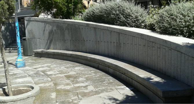 Los servicios de limpieza del Ayuntamiento eliminan nuevamente los grafitis de la plaza del Dos de Mayo