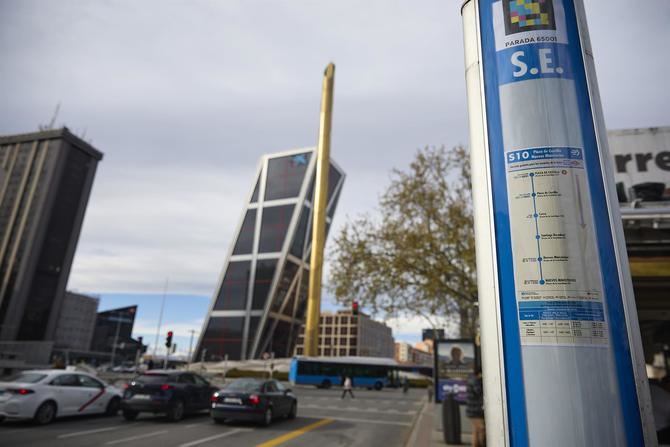 Para garantizar la movilidad en la ciudad, se ha establecido un servicio sustitutivo gratuito de autobús de la Empresa Municipal de Transportes, la línea S10, para conectar en superficie el intercambiador de Plaza de Castilla (líneas 1, 9 y 10 de Metro y autobuses urbanos e interurbanos) con la estación de Nuevos Ministerios, con paradas en el entorno inmediato de las estaciones afectadas.