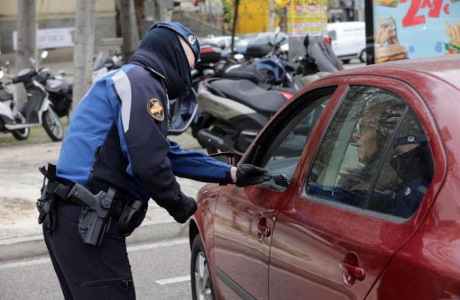 La Policía multará a quien no presente certificado de empresa para justificar los desplazamientos.