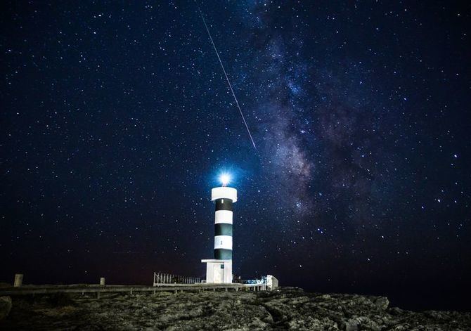 Imagen de la lluvia de estrellas Perseidas en la Colonia de Sant Jordi (localidad Mallorquina). Este otoño comenzaremos los eventos astronómicos con la Luna llena, las Oriónidas y las Dracónidas.