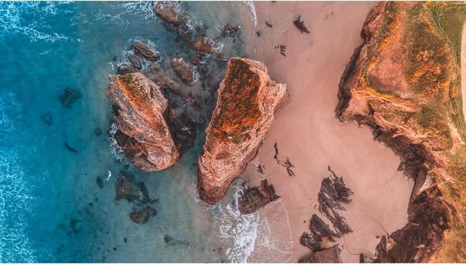 Se han disputado la mención como mejor playa de España dos rincones excepcionales de nuestra geografía: una playa muy mediterránea, como Ses Illetes, en Formentera, y otra muy cantábrica como es la Playa de las Catedrales, en Ribadeo, Lugo. 