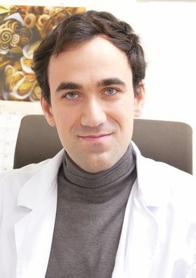 En la imagen, el nutricionista colegiado Luis Castrillo Navarro, al frente de la nueva Consulta de Nutrición del Centro Médico Quirónsalud Valdebebas.