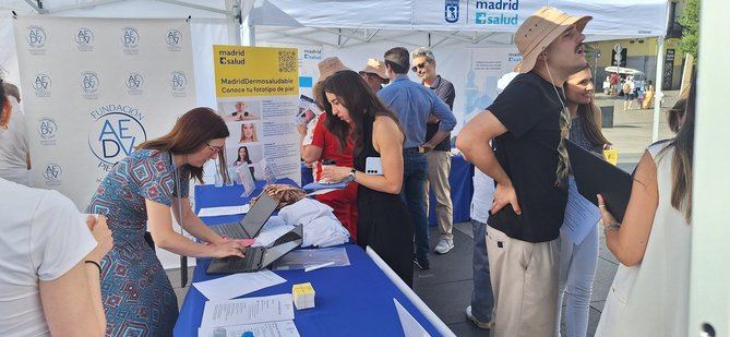 La iniciativa, organizada por Madrid Salud, en colaboración con Foro por Madrid y la Fundación Piel Sana de la Academia Española de Dermatología y Venereología (AEDV), reunió a especialistas en dermatología, visitantes y vecinos con un claro objetivo: informar y prevenir.