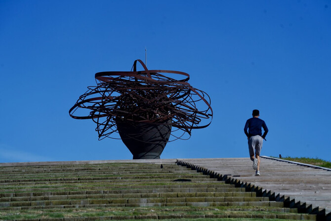 La nueva edición, bajo el lema ‘Más allá de la arquitectura: el arte en la configuración del paisaje urbano’, incorpora nuevos miradores, una ruta dedicada al arte público en El Retiro y un encuentro de tres días sobre arte y espacio urbano.