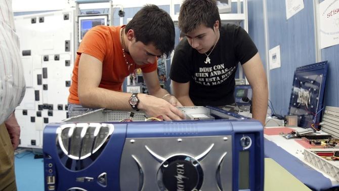 El paro supera el 17% en los madrileños que no tienen estudios o cuentan con estudios primarios y disponen de unos salarios que se sitúan por debajo del umbral de la pobreza laboral, según un estudio de CC.OO sobre el mercado laboral en la Comunidad de Madrid según el nivel formativo.