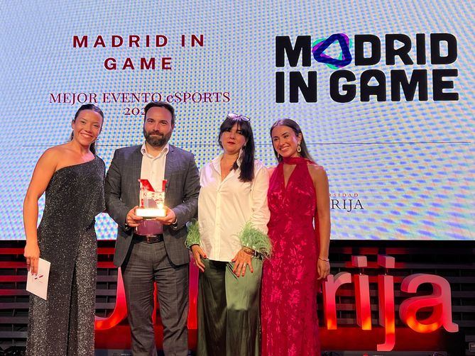 El concejal delegado de Innovación y Emprendimiento, Ángel Niño, recoge el premio al mejor proyecto de 'eSports' en la gala Nebrija Event Awards 2025.