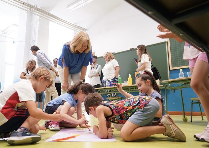 Dentro del programa 'Madridcamp: Concilia en Vacaciones', se ponen a disposición de las familias madrileñas 13.800 plazas dirigidas a menores de entre tres y 12 años. También se ofrecen 615 plazas de Centros Abiertos Especiales, dirigidos a niños y jóvenes de entre tres y 21 años escolarizados en centros de Educación Especial