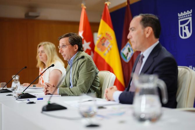 El Ayuntamiento de Madrid recomienda el uso del transporte público para asistir y ha diseñado un plan que supone un refuerzo de Metro, Cercanías, autobuses urbanos, autobús interurbano y cinco servicios gratuitos de lanzadera de EMT Madrid.