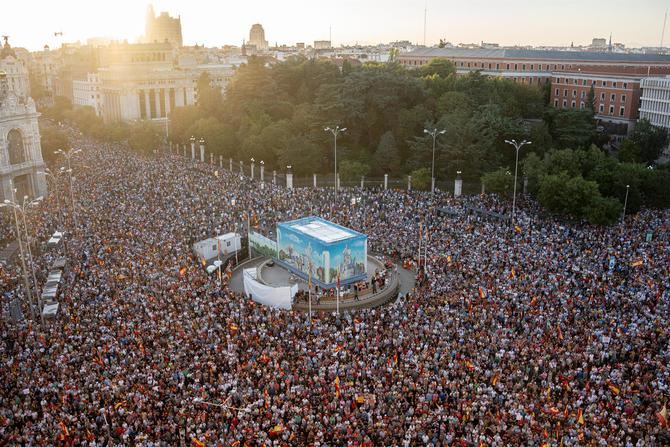 Miles de personas han abarrotado este miércoles la plaza de Cibeles –50.000, según la Delegación del Gobierno, 150.000 según el Ayuntamiento de Madrid– en apoyo a Ceuta y los ceutíes.