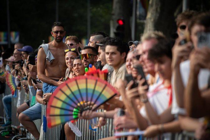 El Colectivo LGTBI+ de Madrid (COGAM) y la Asociación de Empresas y Profesionales para Gays y Lesbianas de Madrid y su Comunidad (AEGAL) han respondido al líder de Vox, Santiago Abascal, que apartar el desfile del Orgullo del centro de Madrid 'sería volver al armario'.