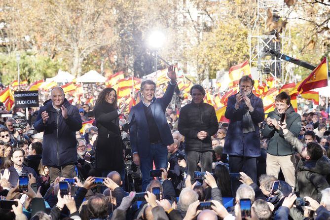 El presidente del PP ha estado arropado por los expresidentes del Gobierno José María Aznar y Mariano Rajoy, así como casi todos los presidentes autonómicos.