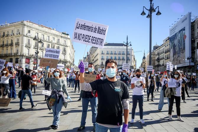 La concentración ha sido convocada por la plataforma Enfermería de Madrid Unida (EMU), un movimiento profesional independiente, que asegura que representa a miles de enfermeras de la región.