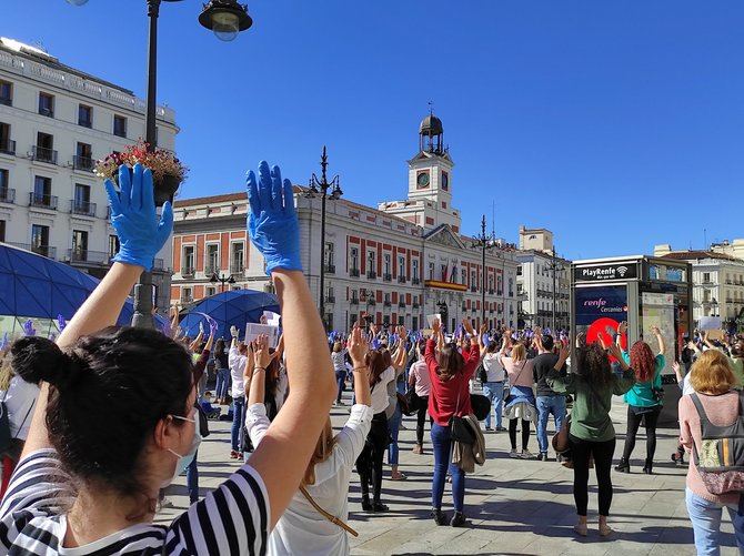 La protesta empezó a las 12.00 horas y ha durado algo más de media hora. Los manifestantes, la gran mayoría enfermeros, se han colocado parados, con mascarilla y sujetando pancartas a un metro y medio de distancia respecto a otra persona.