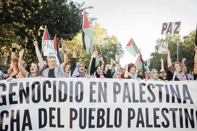 Cerca de 100.000 personas, según datos actualizados de la Delegación del Gobierno en Madrid, han acudido a la movilización convocada a las 18.00 horas por distintas organizaciones de apoyo a Palestina, y que ha partido desde Atocha hasta la madrileña plaza de Callao.