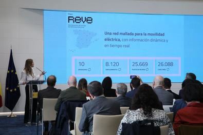 La vicepresidenta y ministra para la Transición Ecológica y el Reto Demográfico, Sara Aagesen, ha anunciado medidas de impulso de la movilidad eléctrica, que, además del mapa REVE, incluyen el MOVES III, la próxima audiencia del MOVES Corredores, un plan de señalización de carreteras o la simplificación administrativa del despliegue de puntos de recarga.