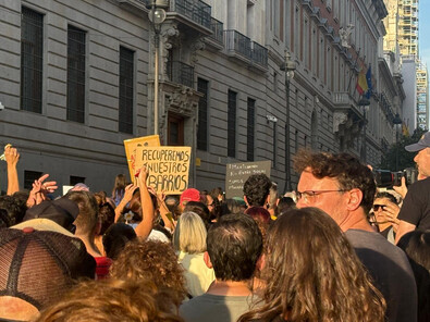 A lo largo del recorrido por el centro de la capital se ha confirmado una notable asistencia intergeneracional, con la presencia coordinada de familias, jóvenes y colectivos de la tercera edad.