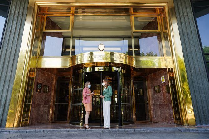 La consejera de Cultura, Turismo y Deporte, Marta Rivera de la Cruz, en la visita que ha realizado al hotel InterContinental Madrid, acompañada por la directora general del establecimiento, Paloma Martínez, ha afirmado que “continuamos con la tendencia de noticias positivas en lo que se refiere a la reactivación del sector turístico regional”. 