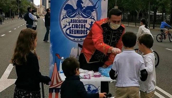 Los voluntarios de Circos Reunidos reparten mascarillas infantiles.