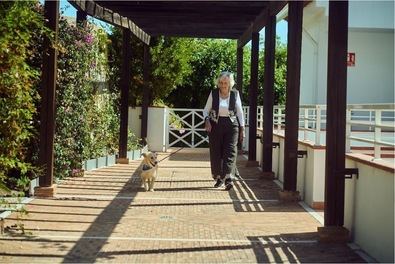 Mayores y perros en acogida, contra la soledad