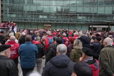Los jubilados protestan ante la sede del PP
