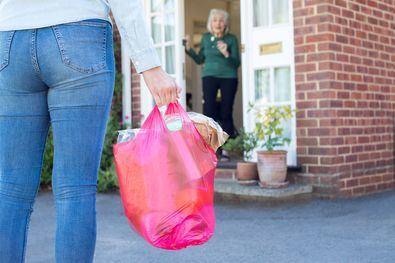 Con el lema ‘Es el momento de la solidaridad vecinal’, el Consistorio anima a los madrileños a ayudar a los más vulnerables en tareas cotidianas del hogar.