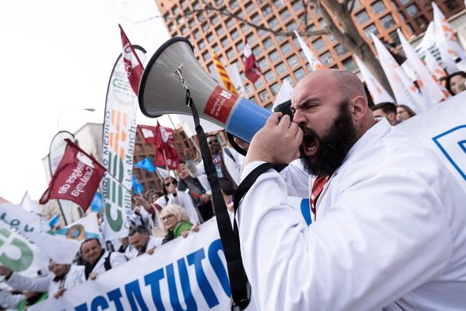 La Confederación Estatal de Sindicatos Médicos (CESM) y el Sindicato Médico Andaluz (SMA) vuelven este viernes a una huelga, de la que esperan un alto seguimiento por el respaldo mostrado por diferentes organizaciones y sindicatos, para mostrar su rechazo al borrador del Estatuto Marco presentado por el Ministerio de Sanidad y reclamar un texto propio para la profesión.