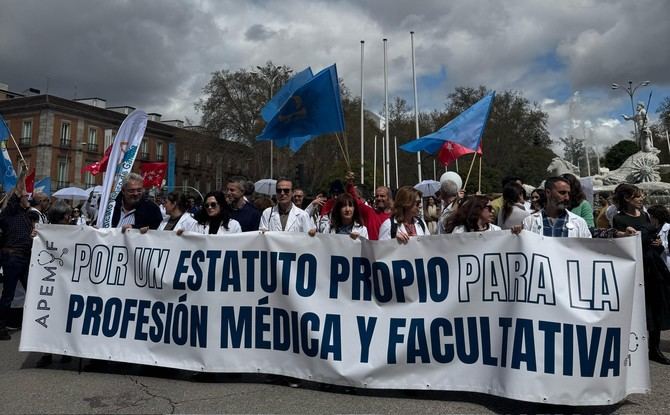 La CESM y el SMA han convocado huelgas nacionales del 10 al 12 de diciembre para rechazar el nuevo Estatuto Marco del SNS, tras tres años de negociaciones sin acuerdo. Exigen un Estatuto propio para médicos, mejoras en clasificación profesional y condiciones laborales, mientras Sanidad defiende que respeta competencias autonómicas.