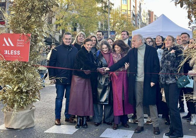 La calle de Ortega y Gasset ha dado la bienvenida a la Navidad con una nueva edición de su mercadillo navideño, Xmas Market, con el que colabora el Ayuntamiento de Madrid. 