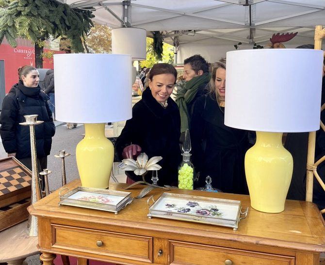 La delegada de Cultura, Turismo y Deporte, Marta Rivera de la Cruz, y la concejala delegada de Turismo, Almudena Maíllo, han inaugurado esta mañana este mercadillo que reúne 60 puestos de marcas de artesanía y regalos de la zona comercial.