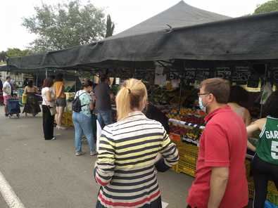 Es fin de semana, y hay mercadillo en Ayerbe y Hortaleza