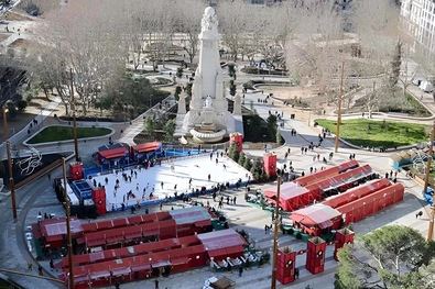 Plaza de España inaugurará este domingo la quinta edición de 'La Navideña', que podrá visitarse hasta el 6 de enero. El espacio, de acceso libre, contará con 32 puestos de artesanía, oferta gastronómica, una pista de patinaje de 600 metros cuadrados y un árbol de Navidad transitable.