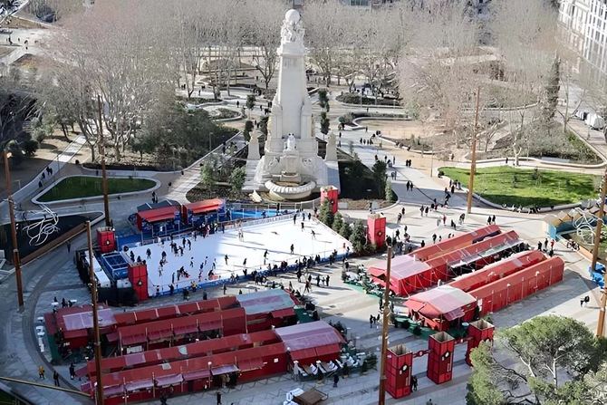 Plaza de España inaugurará este domingo la quinta edición de 'La Navideña', que podrá visitarse hasta el 6 de enero. El espacio, de acceso libre, contará con 32 puestos de artesanía, oferta gastronómica, una pista de patinaje de 600 metros cuadrados y un árbol de Navidad transitable.