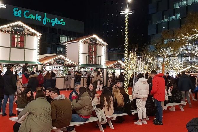 El tradicional mercado navideño de El Corte Inglés, situado en Nuevos Ministerios, frente al centro del paseo de la Castellana –en el distrito de Tetuán– es un espacio único, donde se puede encontrar todo lo necesario para celebrar estas fiestas: desde adornos para el árbol hasta los regalos más especiales, pasando por productos artesanales y los dulces típicos de la Navidad.