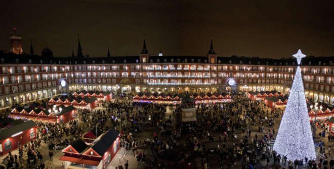 El mercadillo navideño de la plaza Mayor recupera su espacio y número de puestos habituales