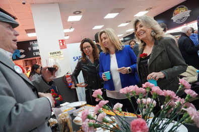 Estos espacios también conmemoran la festividad con diversas actividades especiales como actuaciones de chotis y organillo, reparto de claveles y abanicos y degustaciones.